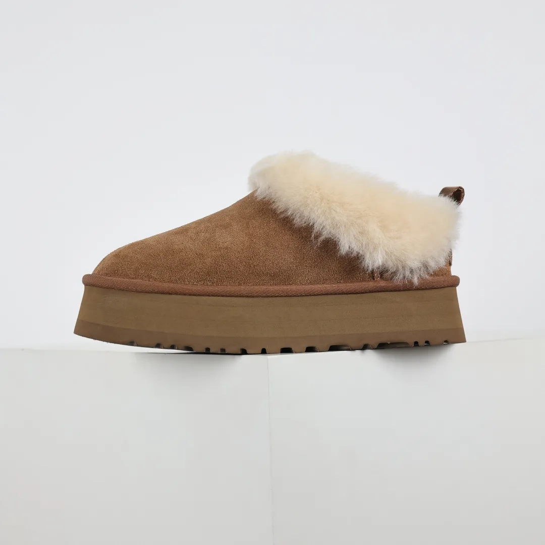 Pick up locally 💰600 Core recommended good price Independently developed original outsole, cashmere insole, keeping warm in winter, suitable for home use. In recent years, uug has launched a style series, which is partially skewed towards the preferences of young consumers, and has also been at the forefront of fashion trends. Shoe body material, water-repellent coated suede upper, 17mm UGGPURE™ implanted wool insole, lightweight non-slip and comfortable rubber outsole, with brand LOGO, complete packaging, size: 35 36 37 38 39 40